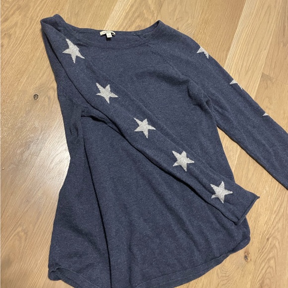 Dark blue sweater with gray stars on the side of sleeves - Picture 2 of 5